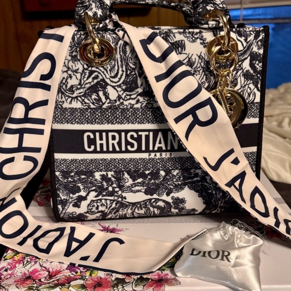 Fashion Black and White Crossbody Bag